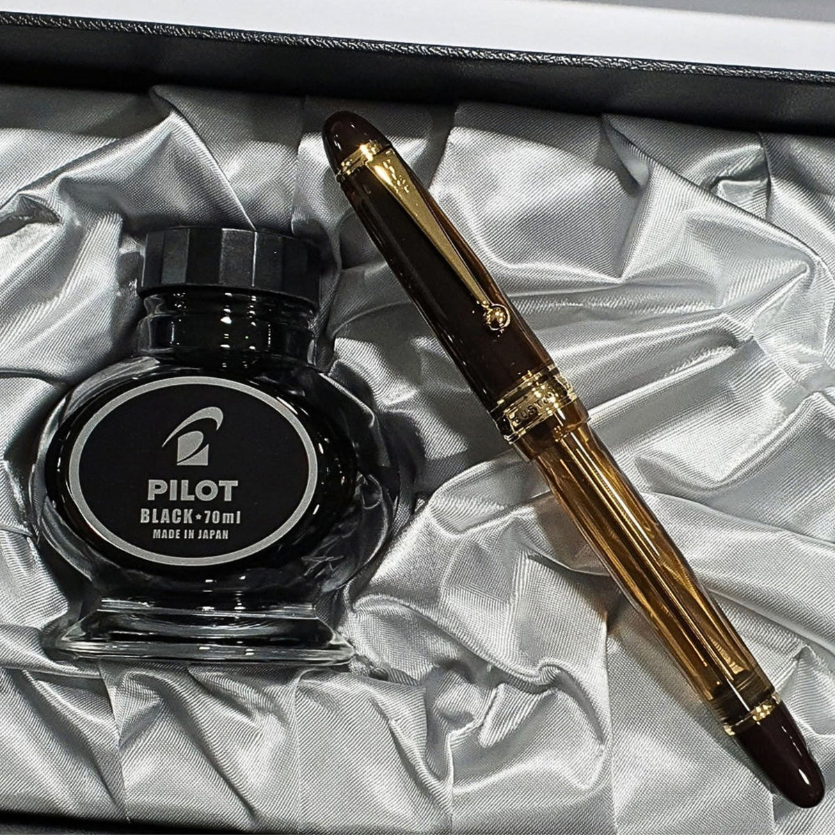 PILOT - CUSTOM 823 - Gift Set - Fountain Pen + Ink - Amber - Medium